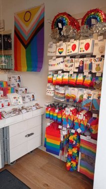 Gurur, gökkuşağı bayrağı, parmak arası terlik, kep, su şişesi, boya, kolye günü için çeşitli malzemelerle hazırlanmış bir mağaza