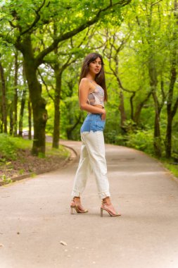 Şehir parkındaki yolda beyaz bir kızın portresi.