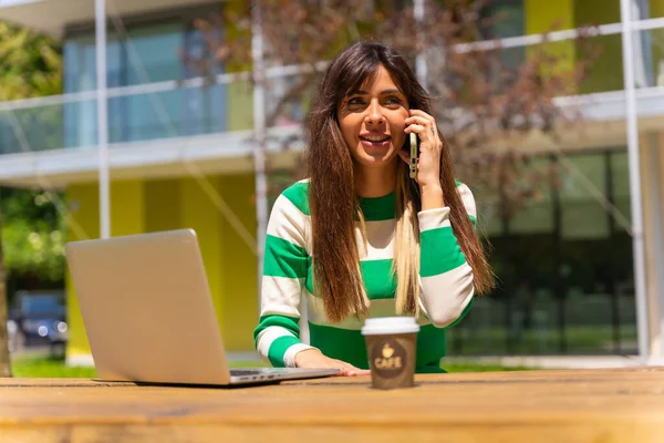 Porträt Eines Kaukasischen Mädchens Das Mit Einem Computer Der Natur — Stockfoto