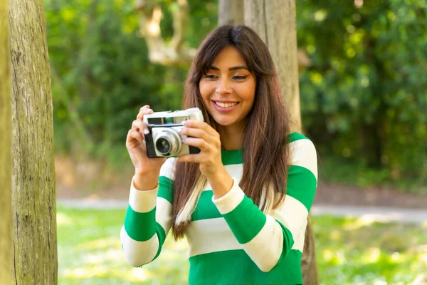 Retrato Una Chica Caucásica Morena Vacaciones Naturaleza Tomando Fotos Con — Foto de Stock