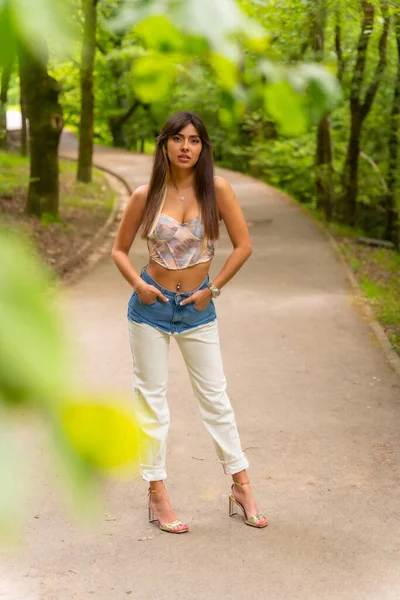 Potret Seorang Gadis Kaukasia Jalan Taman Kota Bergaya Berpose Alam — Stok Foto