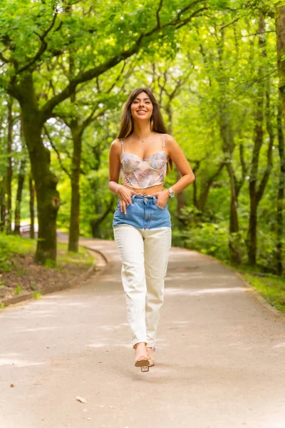 Retrato Uma Menina Caucasiana Caminho Parque Cidade Moda Posou Natureza — Fotografia de Stock