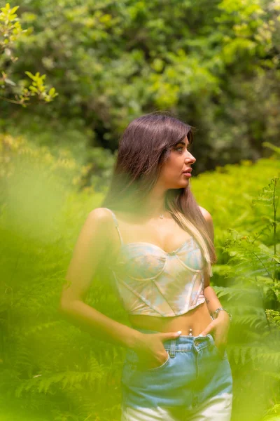 Retrato Uma Menina Caucasiana Samambaias Uma Montanha Cercada Pela Natureza — Fotografia de Stock