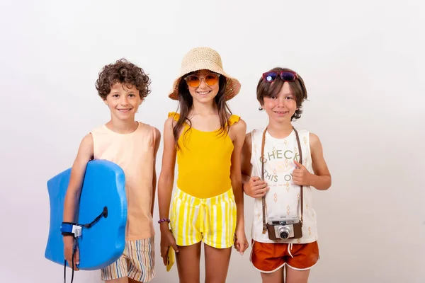 Дети Наслаждаются Летними Каникулами Белом Фоне — стоковое фото