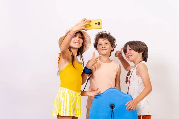 Дети Веселятся Летних Каникулах Белом Фоне Делают Селфи — стоковое фото
