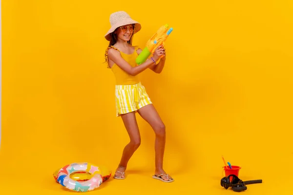 Маленька Дівчинка Грає Літніми Іграшками Жовтому Фоні — стокове фото