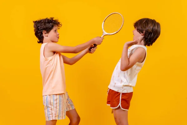 Dos Hermanos Jugando Tenis Divirtiéndose Vacaciones Verano Fondo Amarillo —  Fotos de Stock