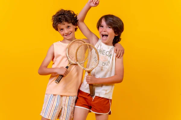 Портрет Двох Братів Які Грають Теніс Розважаються Літніх Канікулах Жовтий — стокове фото