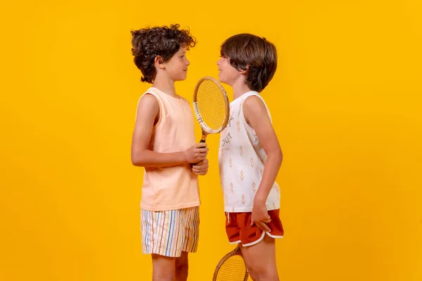 Portré Két Testvér Teniszezés Szórakozás Nyári Vakáció Sárga Háttér — Stock Fotó
