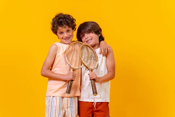 Porträt Zweier Brüder Die Sommerurlaub Tennis Spielen Gelber Hintergrund — Stockfoto