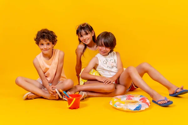 Дети Сидят Полу Наслаждаясь Летними Каникулами Желтый Фон — стоковое фото