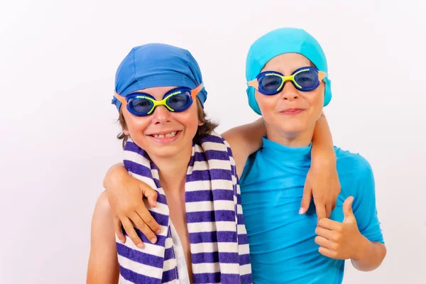 Αδέλφια Ντυμένοι Μαγιό Για Μαθήματα Κολύμβησης Στην Πισίνα Λευκό Φόντο — Φωτογραφία Αρχείου