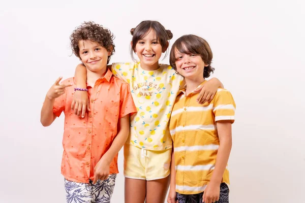 Niños Abrazando Sonriente Concepto Vacaciones Verano Fondo Blanco —  Fotos de Stock