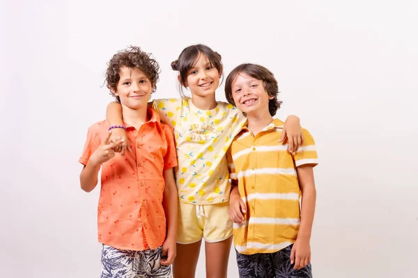 Kaukasische Kinder Umarmen Lächelnd Sommerferienkonzept Weißer Hintergrund — Stockfoto