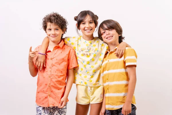Niños Caucásicos Abrazando Sonriente Concepto Vacaciones Verano Fondo Blanco —  Fotos de Stock