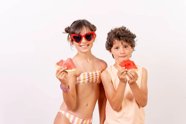 Діти Насолоджуються Літом Їдять Кавун Концепцію Шкільних Канікул Білий Фон — стокове фото