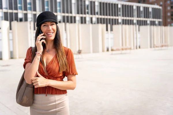 Μια Επιχειρηματίας Έξω Από Γραφείο Τηλεφωνεί Φοράει Καφέ Πουκάμισο Και — Φωτογραφία Αρχείου
