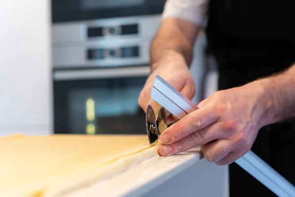 Adam Yapımı Kruvasan Pişiriyor Puf Böreği Ölçüyor Kesiyor Evde Çalışıyor — Stok fotoğraf