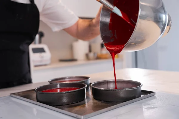Evde Kırmızı Kadife Kek Pişiren Bir Adamın Elleri Fırına Koymadan — Stok fotoğraf