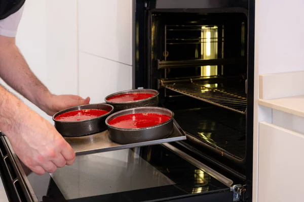 Evde Kırmızı Kadife Kek Pişiren Fırına Kırmızı Pasta Koyan Evde — Stok fotoğraf