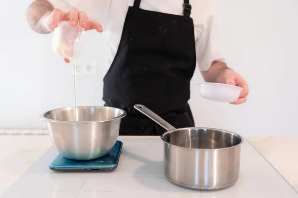 Evde Kırmızı Kadife Kek Pişiren Bir Adamın Elleri Sviçre Kremasını — Stok fotoğraf