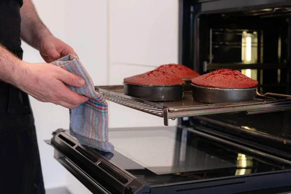 Erkek Bir Fırıncı Evde Kırmızı Kadife Kek Pişiriyor Fırın Tavasındaki — Stok fotoğraf