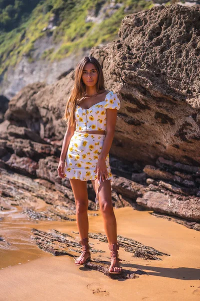 Retrato Uma Menina Morena Vestido Branco Praia Curtindo Verão — Fotografia de Stock