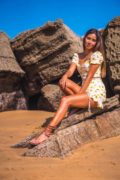 Портрет Брюнетки Белом Платье Пляже Наслаждающейся Летом Сидящей Камнях — стоковое фото