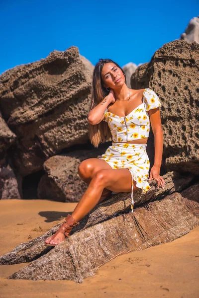 Brunette Girl White Dress Beach Enjoying Summer Sitting Some Rocks — ストック写真