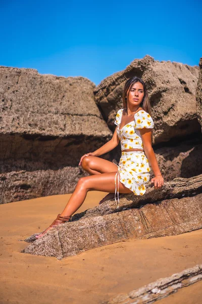 해변에서 드레스를 바위에 여름을 즐기고 — 스톡 사진