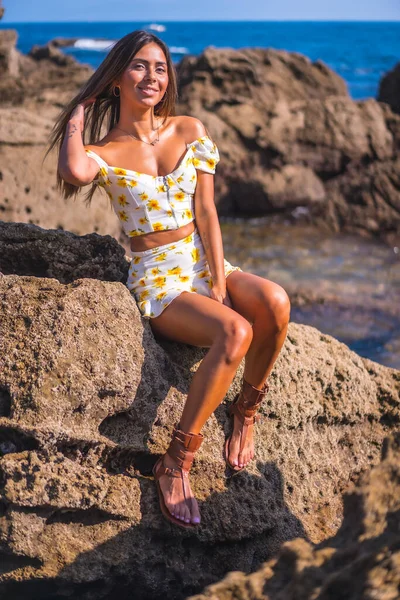 Portrait Young Woman White Dress Beach Enjoying Summer Sitting Some — Fotografia de Stock