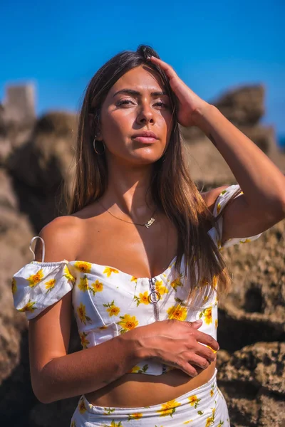 Retrato Uma Jovem Mulher Vestido Branco Praia Verão Junto Mar — Fotografia de Stock