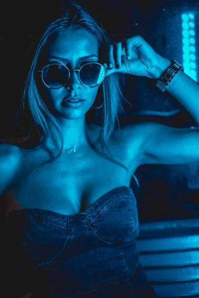 Modelo Morena Por Noche Ciudad Con Ledes Azules Gafas Azules — Foto de Stock