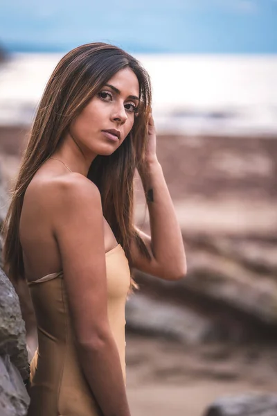 Retrato Uma Mulher Morena Maiô Uma Praia Verão Apoiando Nas — Fotografia de Stock