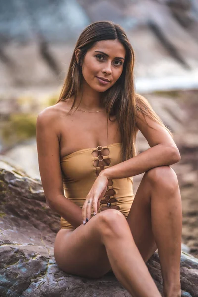 Retrato Uma Mulher Morena Com Maiô Nas Rochas Praia Verão — Fotografia de Stock