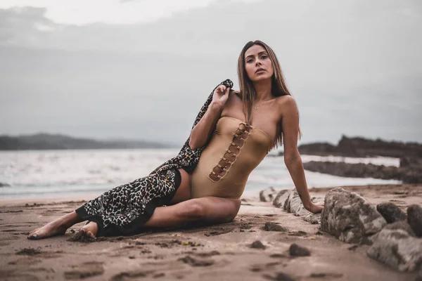 Portrait Brunette Woman Wearing Swimsuit Beach Summer Sitting Sand Sea — Stock Photo, Image