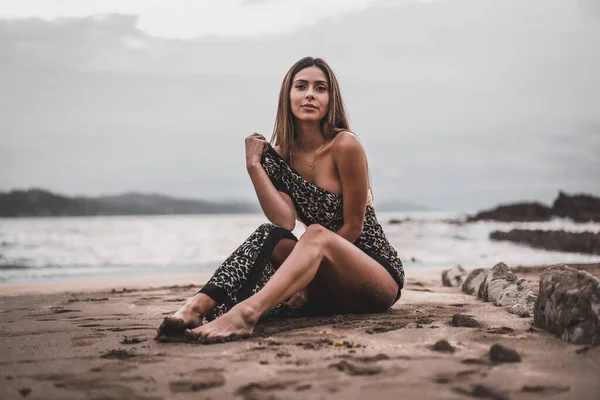 Ritratto Donna Bruna Costume Bagno Pareo Spiaggia Estate Seduta Sulla — Foto Stock