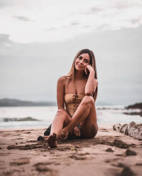 Moda Posando Una Mujer Morena Traje Baño Pareo Playa Verano —  Fotos de Stock
