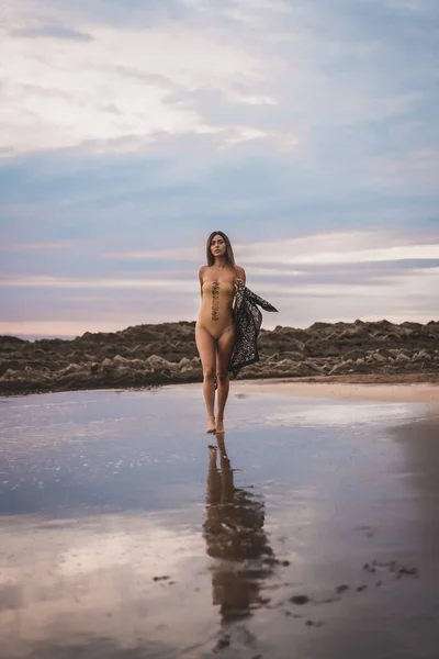 Brunetka Žena Plavkách Pareo Procházky Pláži Létě Oblačném Západu Slunce — Stock fotografie