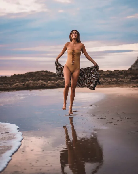 Uma Mulher Morena Divertindo Com Maiô Pareo Andando Pela Praia — Fotografia de Stock