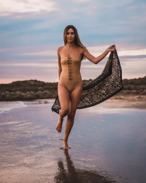 水着と夏にはビーチを歩くパレオを持つブルネットの女性 — ストック写真