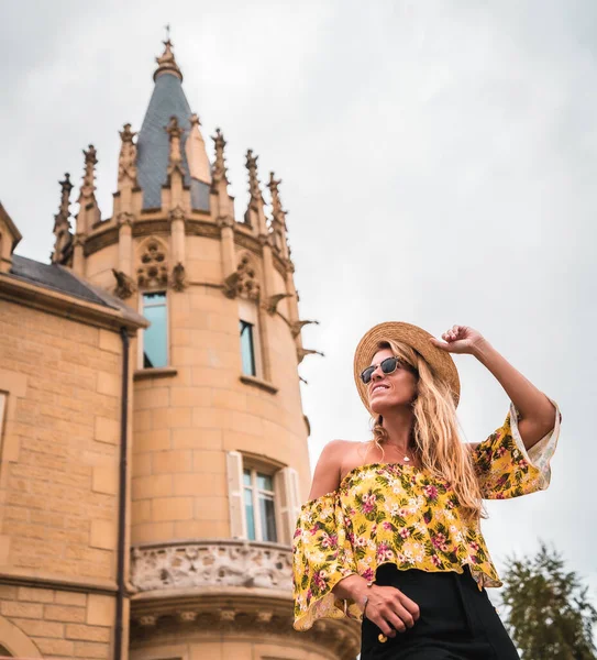 Blond Vrouw Een Geel Vintage Outfit Met Een Hoed — Stockfoto