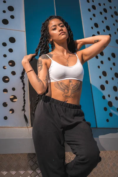 Young Woman Black Ethnicity Long Braids Tattoos Leaning Wall City — Stockfoto