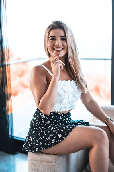 Retrato Una Hermosa Modelo Rubia Sentada Sofá Casa Descalza Sonriendo — Foto de Stock