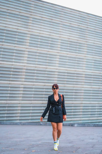 Брюнетка Модной Позе Городе Красной Сумкой — стоковое фото