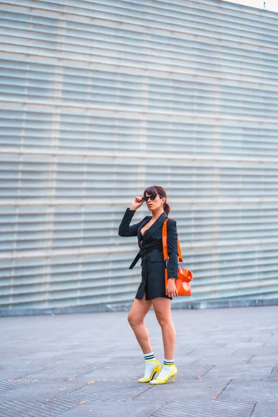 Menina Morena Uma Pose Elegante Cidade Com Saco Vermelho — Fotografia de Stock