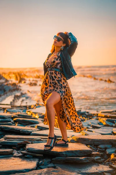 Estilo Calle Verano Una Playa Junto Las Rocas Una Joven — Foto de Stock