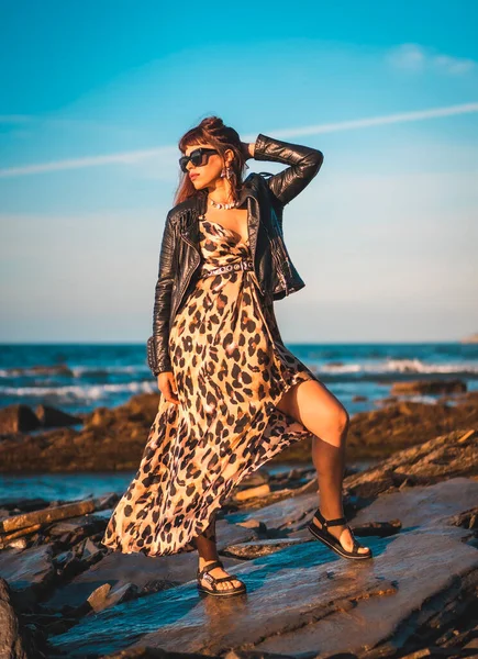 Summer Street Style Beach Next Rocks Young Brunette Caucasian Woman — Stockfoto