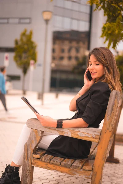 Imprenditrice Bionda Fuori Dall Ufficio Con Tablet Seduto Parlare Telefono — Foto Stock