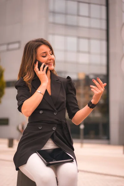 Ξανθιά Επιχειρηματίας Γυναίκα Έξω Από Γραφείο Μιλάμε Στο Τηλέφωνο Μια — Φωτογραφία Αρχείου